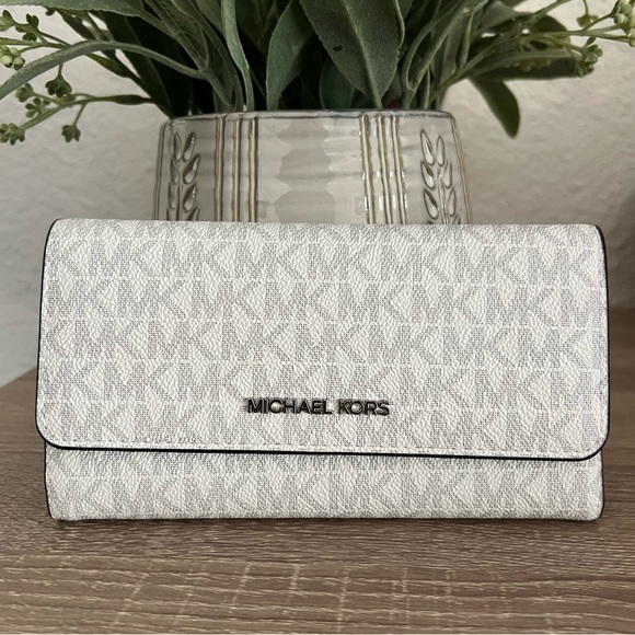 Michael Kors Jet Set Large Signature Logo Tri-Fold
Wallet - Picture 1 of 9